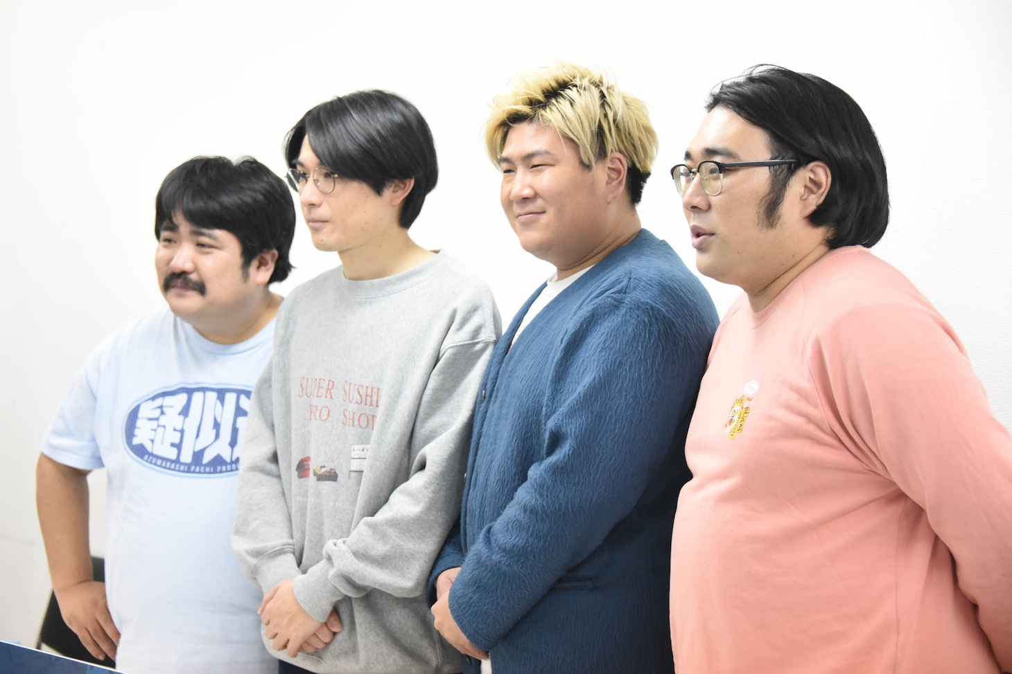 左から空気階段、ビスケットブラザーズ。