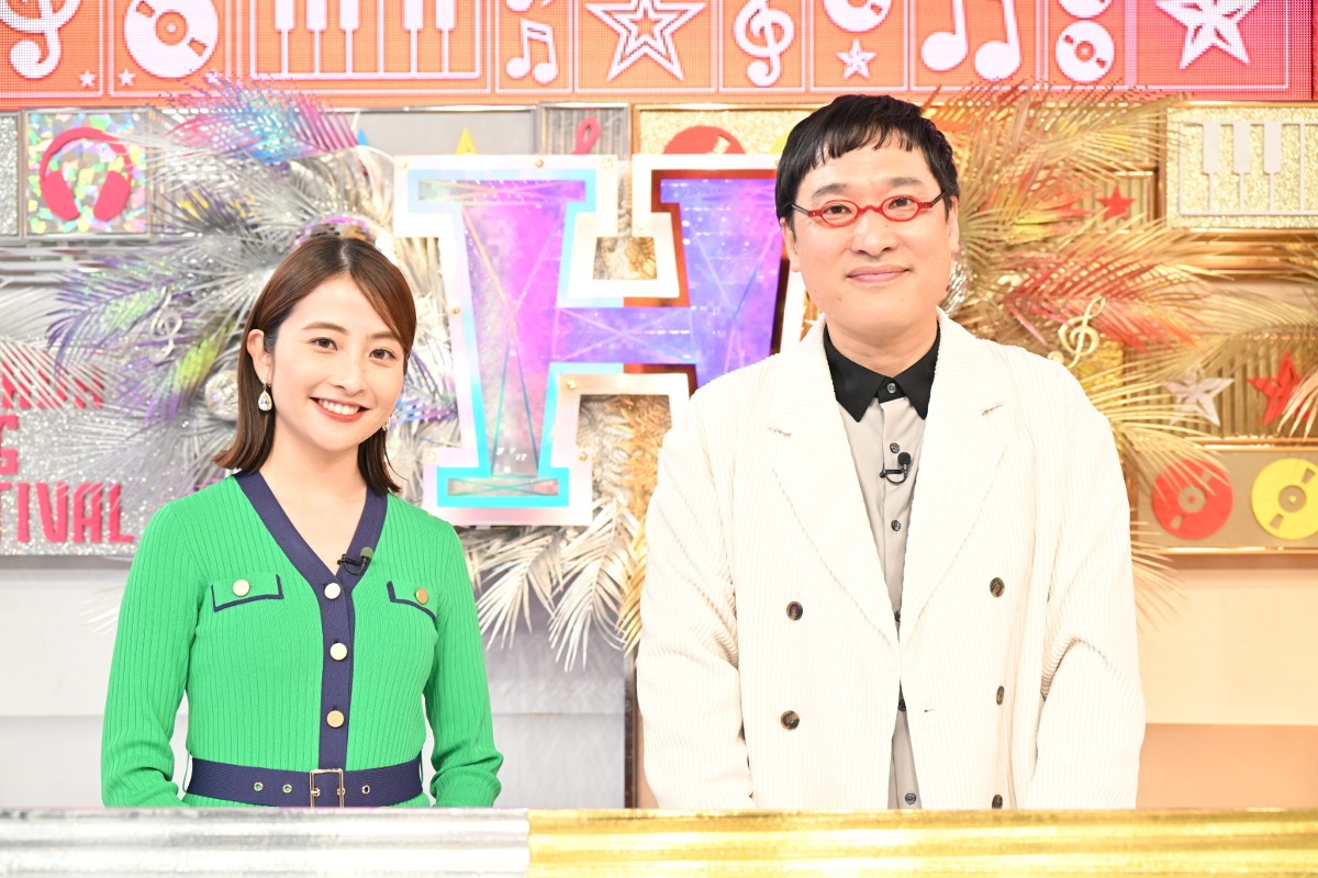 南海キャンディーズ山里と日比麻音子アナ（左）。(c)TBS