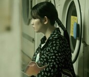 相谷レイナ「Laundry」のミュージックビデオのワンシーン。