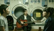 相谷レイナ「Laundry」のミュージックビデオのワンシーン。