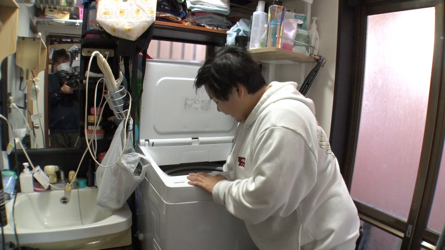 大家族の家で洗濯をする、やす子。(c)フジテレビ