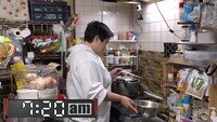 大家族の家で料理をする、やす子。(c)フジテレビ