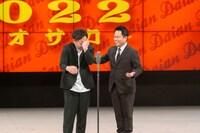 涙を拭うそぶりのダイアン・ユースケ（左）。