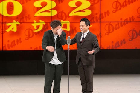 涙を拭うそぶりのダイアン・ユースケ（左）。