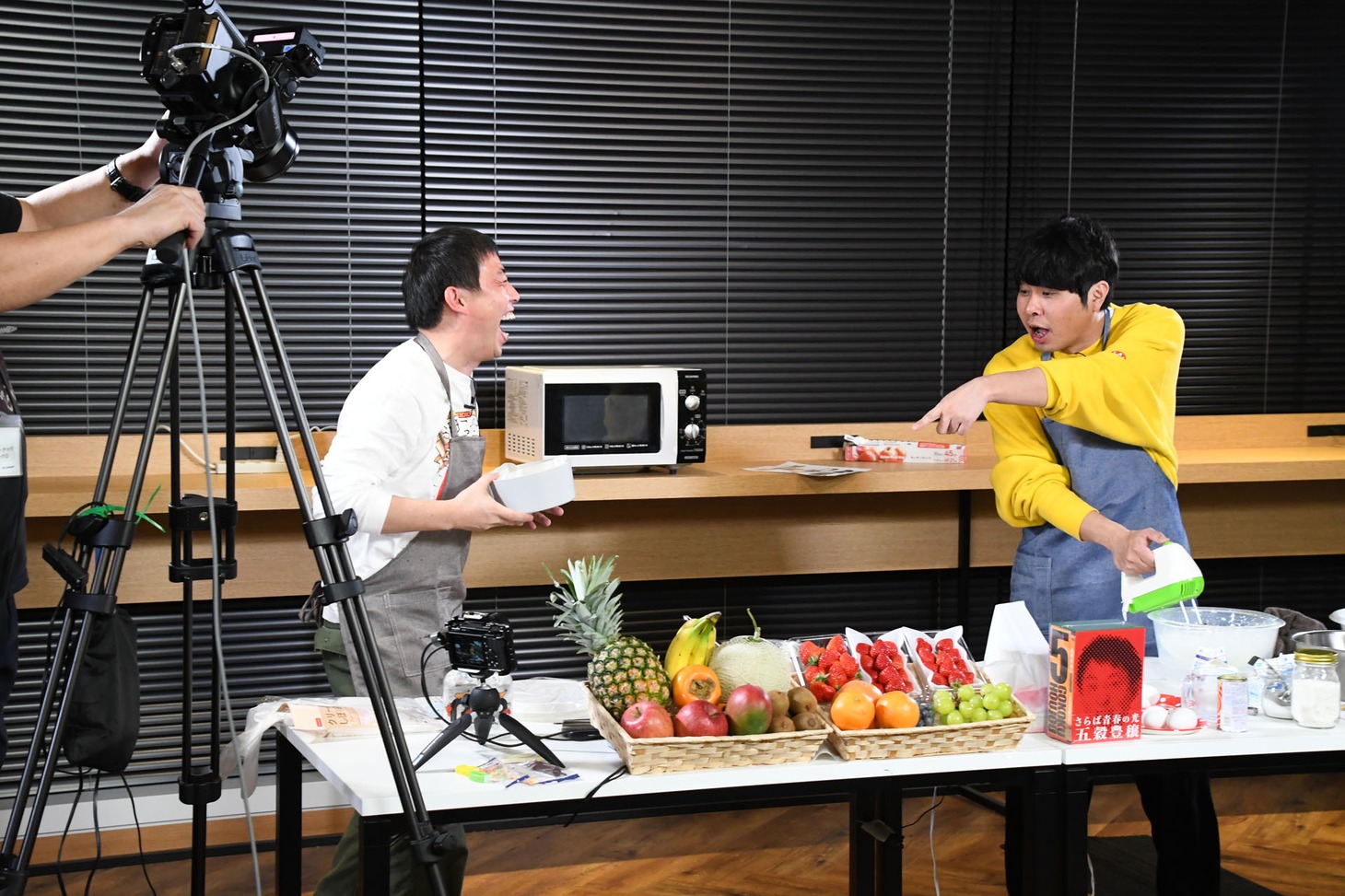 スポンジで遊ぶ森田を注意する東ブクロ。