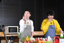 勝手に「あまおう」チャレンジを始め、イチゴを食べ荒らすさらば青春の光。