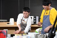 手の甲に乗せていたスポンジを土台の上に戻すさらば青春の光・森田。