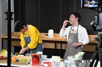 パイナップルの芯の部分を子供のようにしがむさらば青春の光・森田。