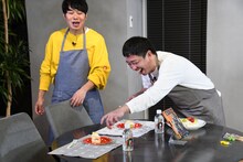 完成したケーキを皿に盛るさらば青春の光・森田。