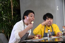 完成したケーキを味わうさらば青春の光。