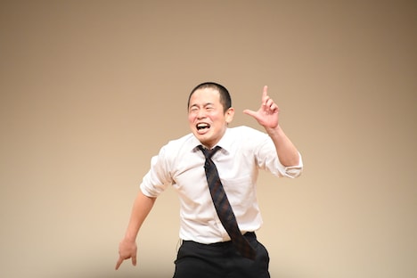 コント中に爆発待ちするゾフィー上田。