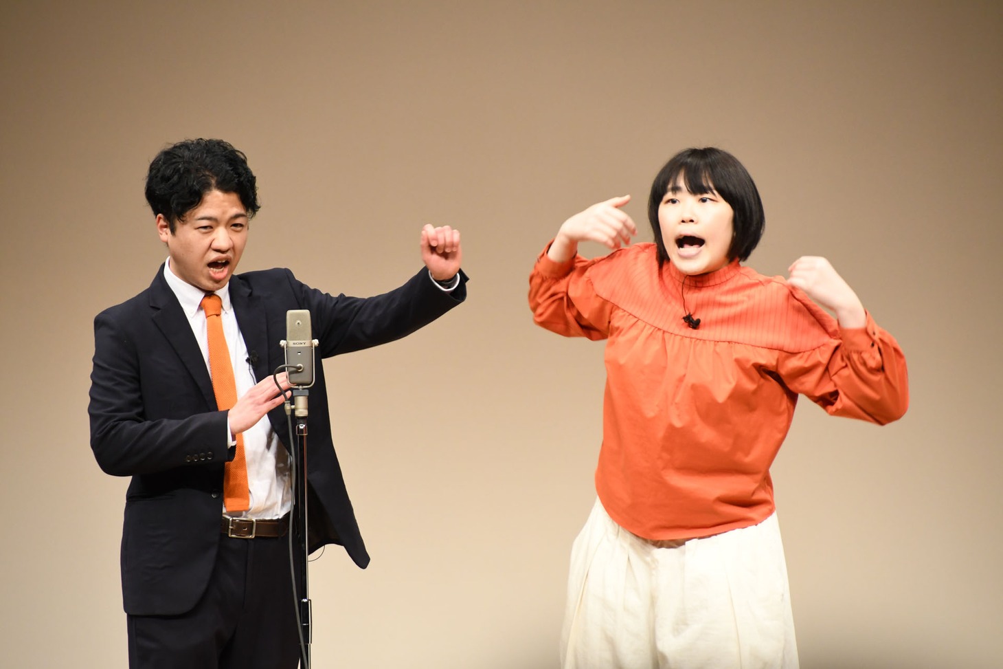 漫才を披露するポンループ。