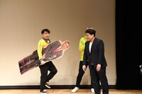 サーフボードのようにオール巨人パネルを持つランジャタイ国崎。