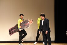 サーフボードのようにオール巨人パネルを持つランジャタイ国崎。