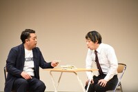 決勝でネタを披露するわらふぢなるお。