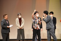 サンドウィッチマン賞を獲得した孫ダッシュ。土屋（右）はあまり状況を理解していない。