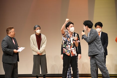 サンドウィッチマン賞を獲得した孫ダッシュ。土屋(右)はあまり状況を理解していない。