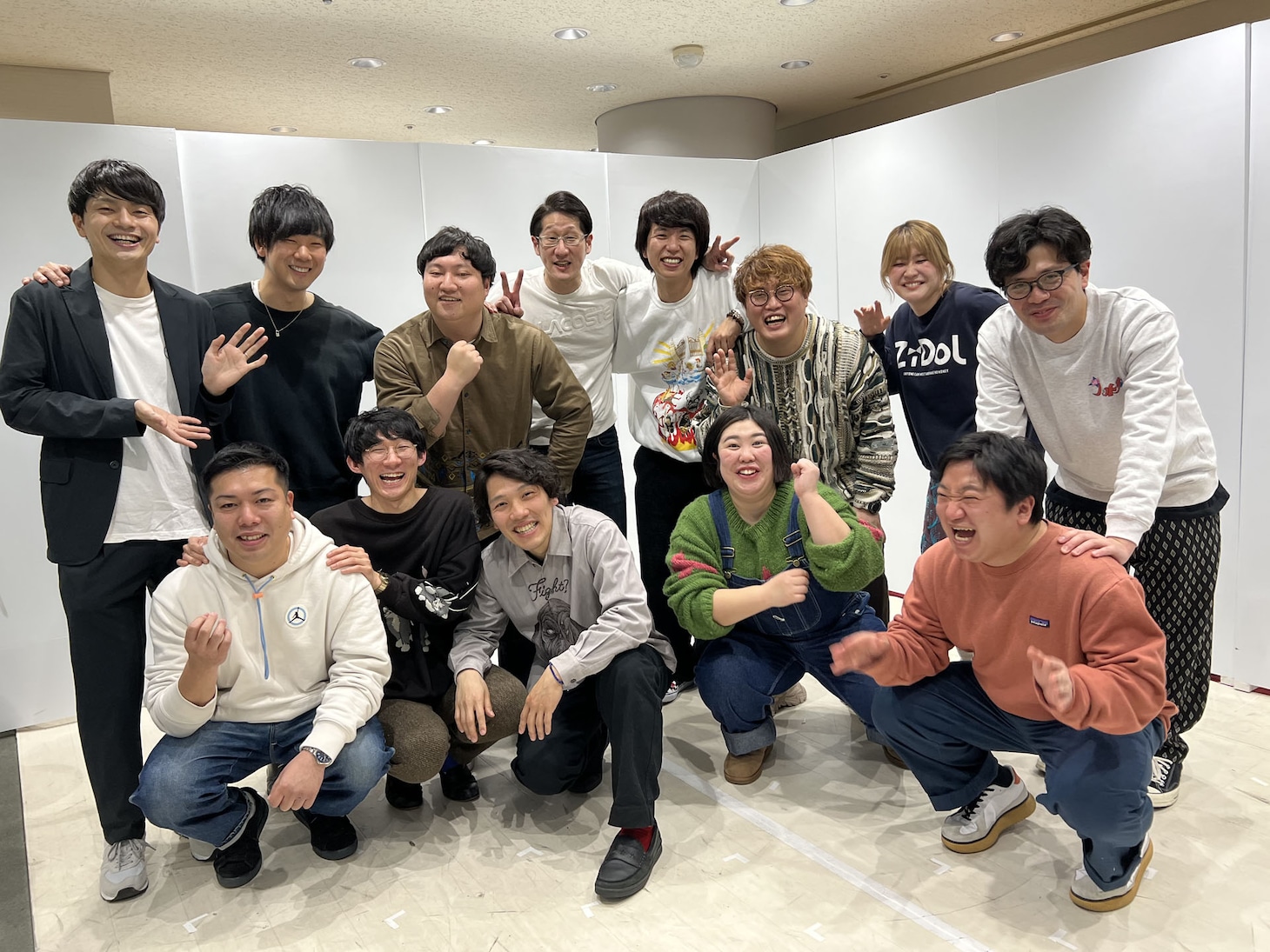 マンゲキ卒業メンバーと、MCを務めた令和喜多みな実・河野。