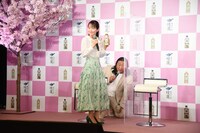 吉岡里帆のウォーキングに合わせて“セルフ琴”を口で鳴らすロバート秋山。