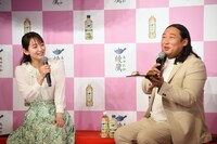 左から吉岡里帆、ロバート秋山。