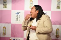 桜餅を味わうロバート秋山。