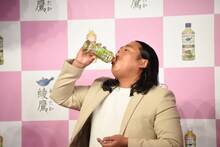 綾鷹を飲むロバート秋山。