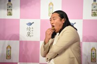 桜餅を味わうロバート秋山。