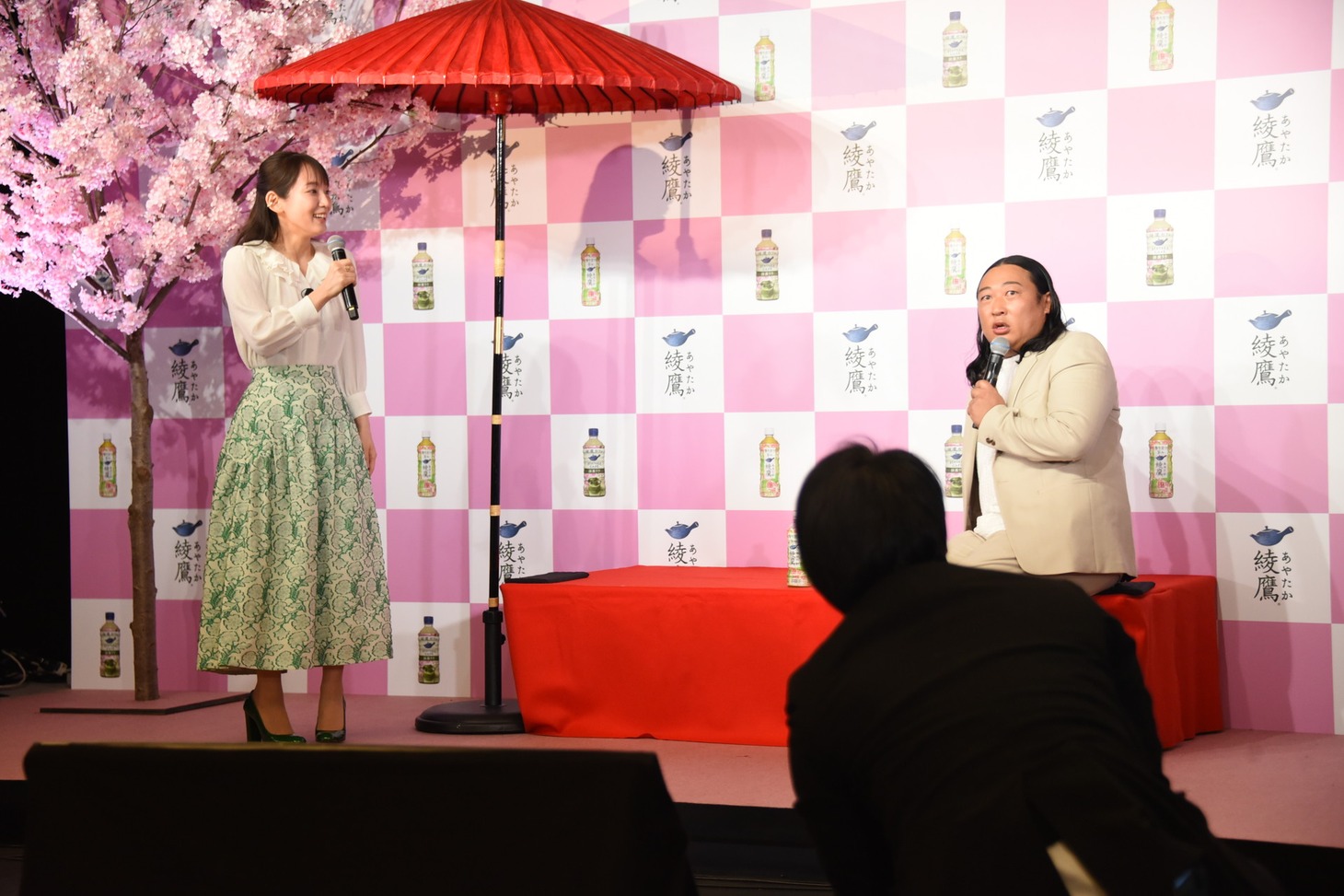 退場の指示が出ても居座るロバート秋山。