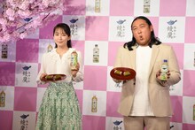 左から吉岡里帆、ロバート秋山。