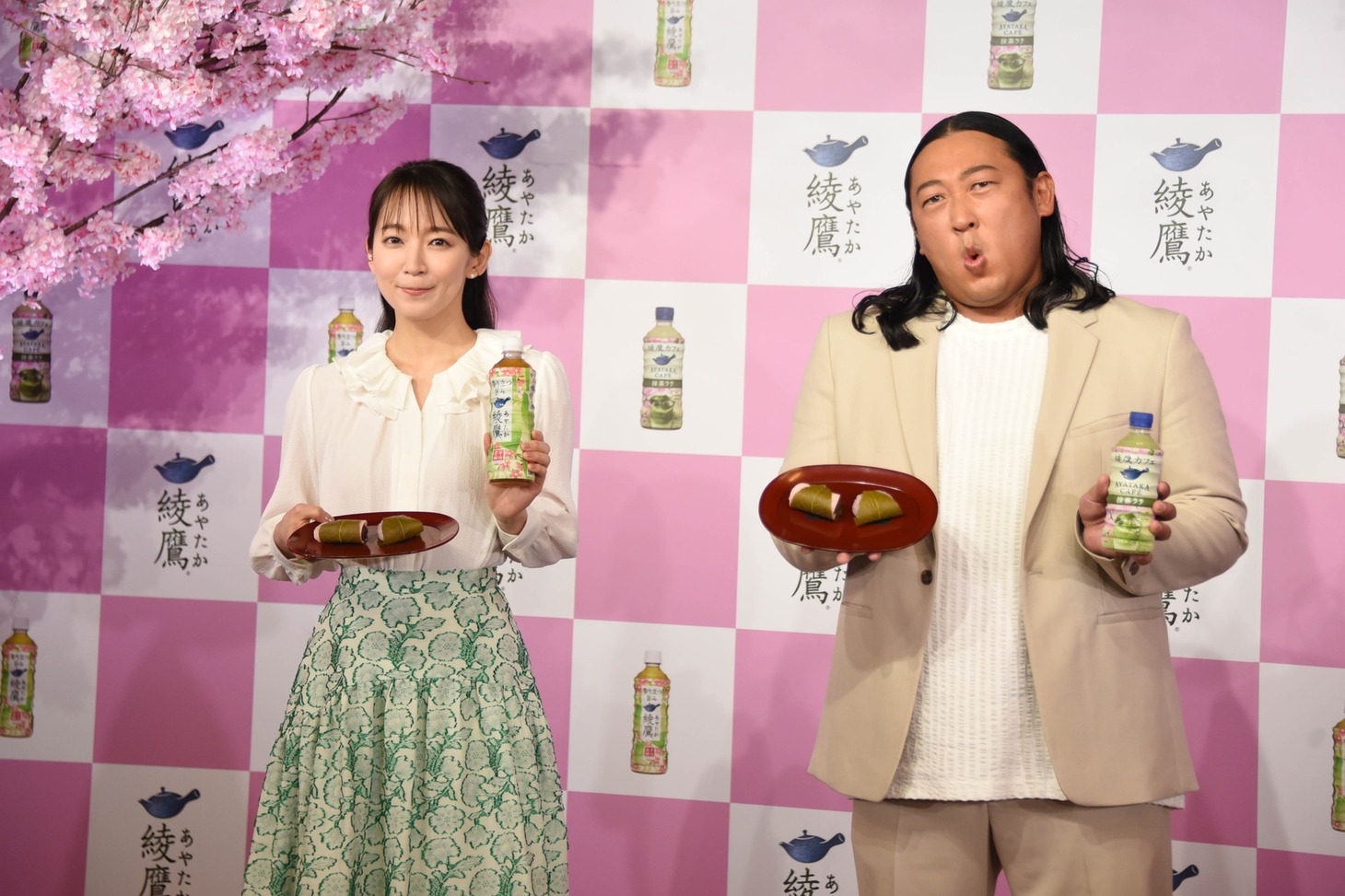 左から吉岡里帆、ロバート秋山。
