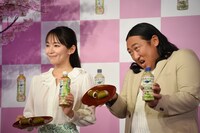 左から吉岡里帆、ロバート秋山。