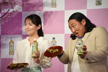 左から吉岡里帆、ロバート秋山。