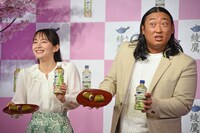 左から吉岡里帆、ロバート秋山。