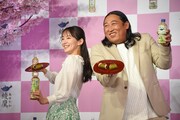 左から吉岡里帆、ロバート秋山。