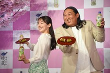 左から吉岡里帆、ロバート秋山。