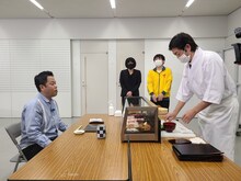 ランジャタイにもてなされるダイアン津田（左）。(c)テレビ朝日