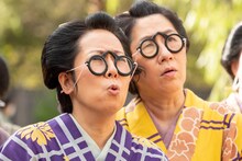 阿佐ヶ谷姉妹扮する（左から）お美（美穂）、お江（江里子）。(c)NHK