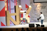 爆笑問題・太田がステージ上の「JUNK」のセットを投げ倒すワンシーン。(c)TBSラジオ