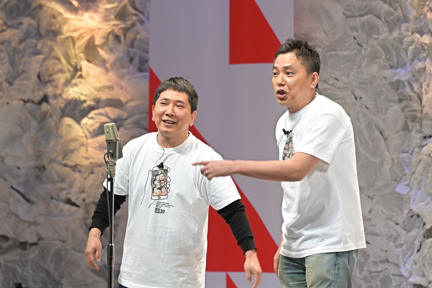 ライブ冒頭で漫才を披露する爆笑問題。(c)TBSラジオ
