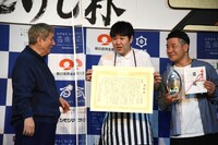 フォトセッション中、ハンジロウ（右）に話しかけるビートたけし（左）。