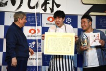 フォトセッション中、ハンジロウ（右）に話しかけるビートたけし（左）。