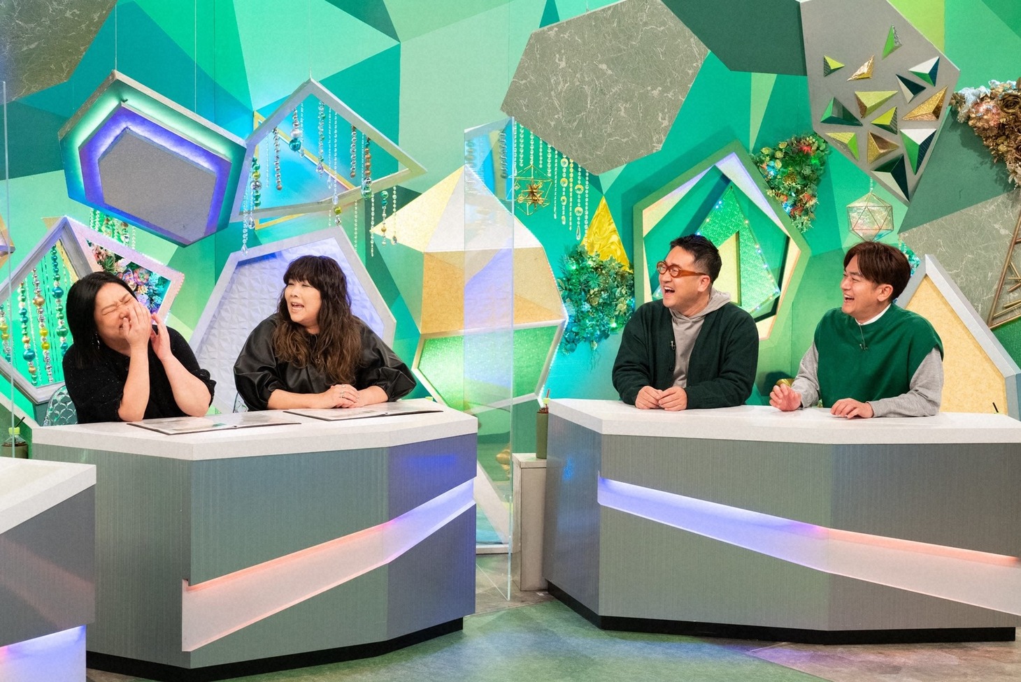 左から、海原やすよ ともこ、なすなかにし。(c)ABCテレビ
