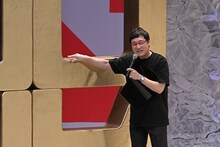 前日のイベントで爆笑問題・太田が投げ倒した「JUNK」オブジェを気にする南海キャンディーズ山里。(c)TBSラジオ