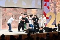 「JUNK」オブジェに向けて突進するみちおと、食い止めようとする芸人たち。(c)TBSラジオ