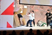 トム・ブラウンみちおが「JUNK」オブジェに突進した様子。(c)TBSラジオ