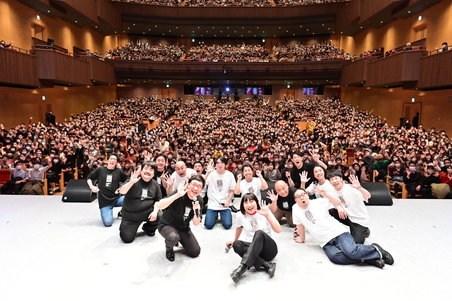 LINE CUBE SHIBUYAで行われた「山里亮太の不毛な議論 presents 他力本願ライブ6」の出演者とリスナーたち。(c)TBSラジオ