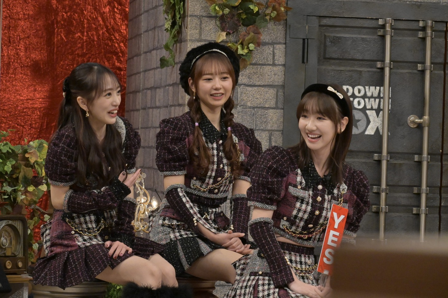 左から向井地美音、大盛真歩、柏木由紀。(c)読売テレビ