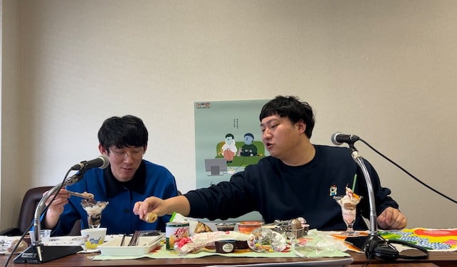 食べかけのあゆ餅を堂前のそばに一旦置く兎 （右）。