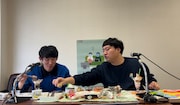 食べかけのあゆ餅を堂前のそばに一旦置く兎 (右)。