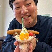 自作のパフェ「川のせせらぎに誘われて」を披露するロングコートダディ兎。
